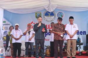 Silaturahmi bersama Warga Di Rantau, Bupati Kebumen Beri Hadiah Sepeda Motor