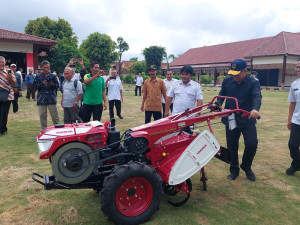 Bupati Serahkan Bantuan Alsintan untuk 33 Kelompok Tani Tembakau