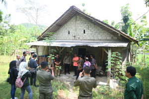 Bupati Arif Sugiyanto Datangi Warganya yang Tinggal di Gubuk Reot Sambil Bawa Beras Sekarung