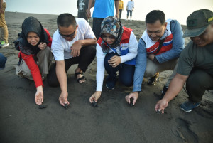 Gandeng Pertamina, Bupati Arif Sugiyanto Lepas Tukik dan Tanam Mangrove di Kali Ratu