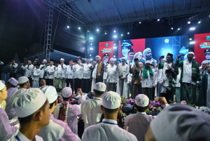 Lautan Manusia Padati Alun-alun Kebumen Bershalawat Bareng Habib Syech