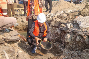 Bupati Arif Sugiyanto Meletakan Batu Pertama Pembangunan Pasar Pagi di Stanplat Colt