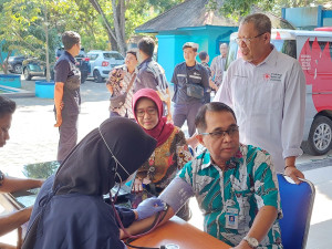 Semarakan KIE, PDAM Kebumen Gelar Donor Darah, dan Beri Bantuan