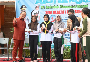 Tanya Jalan Rusak ke Bupati Arif Sugiyanto, Siswa Ini Dapat Hadiah Sepeda