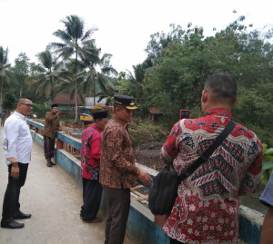 Tinjau Pengerjaan Jembatan di Sempor, Bupati: Pembangunan Tak Hanya di Kota