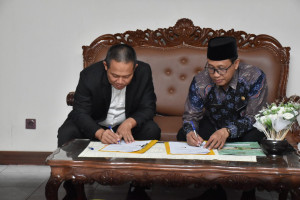 Bupati Kebumen Hibahkan Tanah untuk Pembangunan Gedung Layanan Haji dan Umrah Terpadu