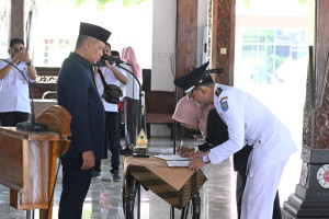 Lantik 13 Pejabat, Bupati: Bekerjalah dengan Riang Gembira