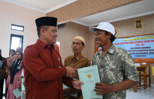 Bupati Kebumen Bagikan 323 Sertifikat Tanah untuk Warga Murtirejo