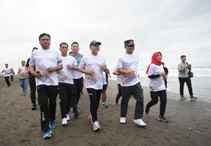 Mendag Ikut Berlari, Masyarakat Antusias dalam Kebumen Beach Marathon 2023