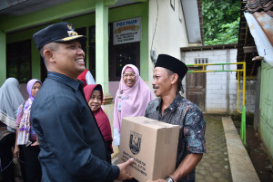 Bupati Kebumen Kunjungi Rumah Warganya yang Miskin Ekstrem, Beri Bantuan