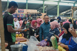 Ajak ASN Belanja di Pasar Rakyat, Bupati Kebumen Borong Handuk dan Ayam Kampung