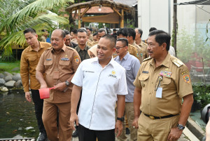 Berkunjung ke Kebumen, Pj Gubernur Jateng Bawa Bantuan Rp107 Miliar