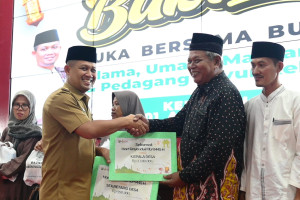 Bupati Kebumen, Alim Ulama dan Para Pedagang Sayur Keliling Buka Bersama di Pendopo Kabumian