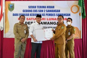 Bupati Kebumen Hibahkan Eks Gedung SD untuk Pemerintah Desa Sawangan