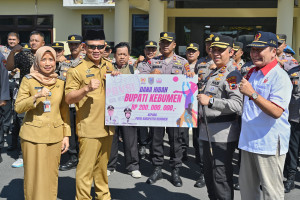 Bupati Kebumen Serahkan Hibah Sarpras Olahraga ke Polres Rp200 Juta