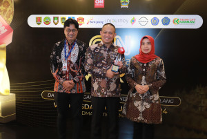 Bupati Kebumen Raih Penghargaan Best Innovative Leadership dari CNN Indonesia