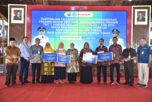 KEBUMEN – Pemerintah Kabupaten Kebumen menggelar acara penyerahan tali asih dan piagam penghargaan bagi Pegawai Negeri Sipil (PNS) purna tugas