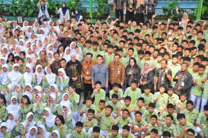 Wapres Gibran dan Gubernur Luthfi Tinjau Program Makan Bergizi Gratis di Salatiga