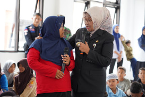 Kunjungi Sekolah Rakyat di Pejagoan, Bupati Lilis Beri Hadiah Siswa yang Berani Berbicara