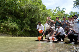 Bupati Kebumen di Giritirto: Tebar Benih Ikan Lokal dan Apresiasi Gotong Royong Pawagir