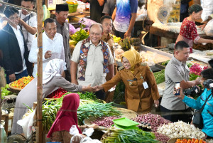 Hidupkan Ekonomi Kerakyatan, Bupati Kebumen Resmikan Program MBG Nglarisi Pasar dan Petani