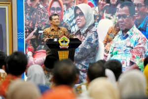 Gubernur Ahmad Luthfi Lantik 1.049 Pejabat, Tegaskan Birokrasi Jateng Harus Profesional dan Melayani