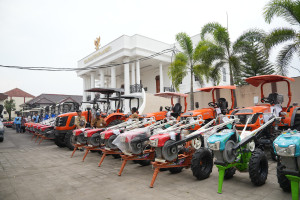 Pemkab Kebumen Salurkan 104 Unit Alsintan Senilai Rp12 Miliar untuk Modernisasi Pertanian Kebumen