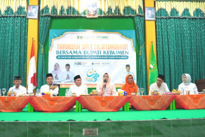 Awali Rangkaian Tarhim 2026, Bupati Lilis Nuryani Laksanakan Tarawih 23 Rakaat di Kantor Kemenag