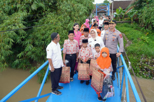 Bupati Kebumen Apresiasi Jembatan Presisi Polres: Transformasi dari Kayu Lapuk ke Plat Bordes