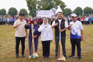 Sinergi Pasca-Idulfitri, KORPRI Kebumen Resik-Resik Alun-Alun bersama Bupati