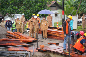 Pantau Jembatan Karanganyar, Bupati Lilis Pastikan Perbaikan Dimulai 10 April dan Siapkan Akses Darurat