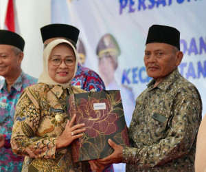 Silaturahmi di Klirong, Bupati Kebumen Serahkan Tali Asih untuk 8 Perangkat Desa Purna Tugas  KLIRONG