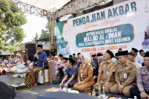 Pengajian Akbar Halalbihalal Tlogopragoto : Bupati Kebumen dan KH Anwar Zahid Sapa Ribuan Jemaah di Mirit